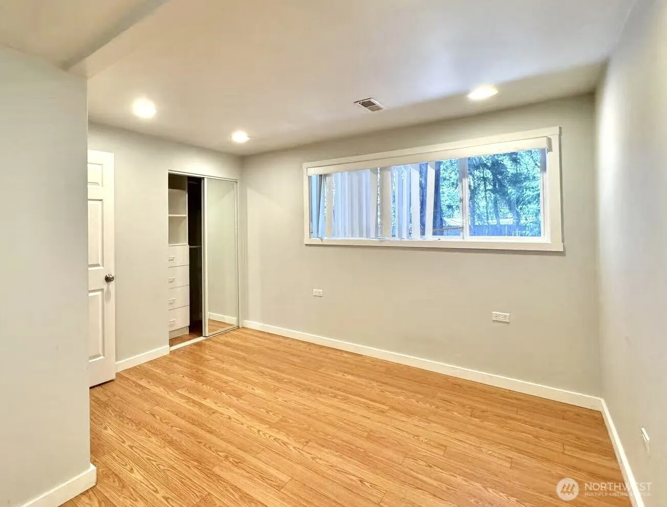 15662 Main St , Bellevue, WA 98008