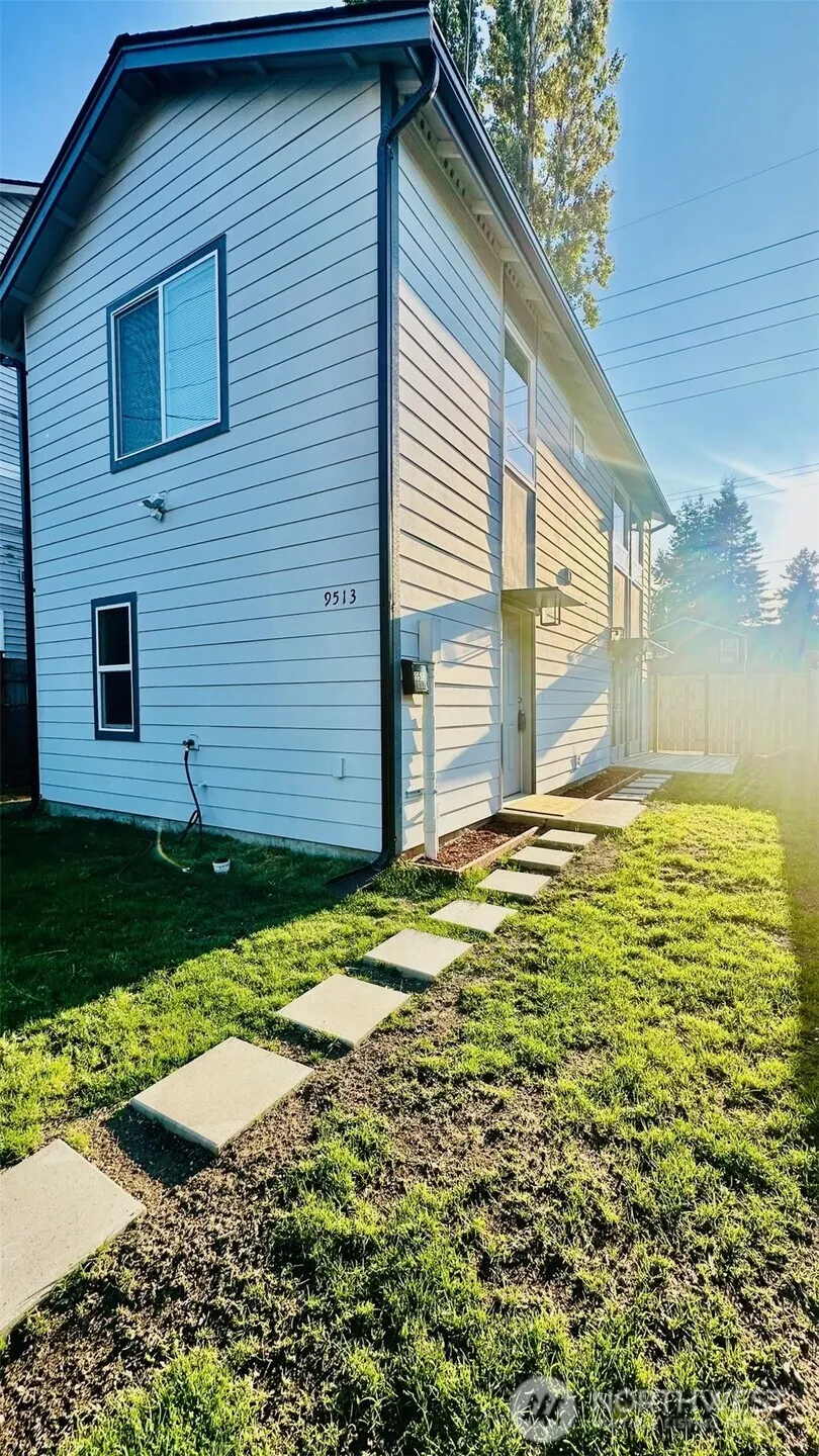 9513 Fremont Avenue N, Seattle, WA 98103