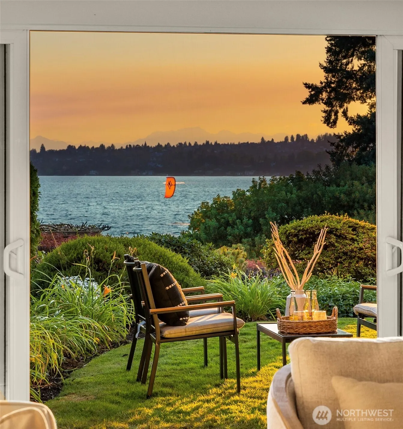 6620 Lake Washington Boulevard NE #101, Kirkland, WA 98033