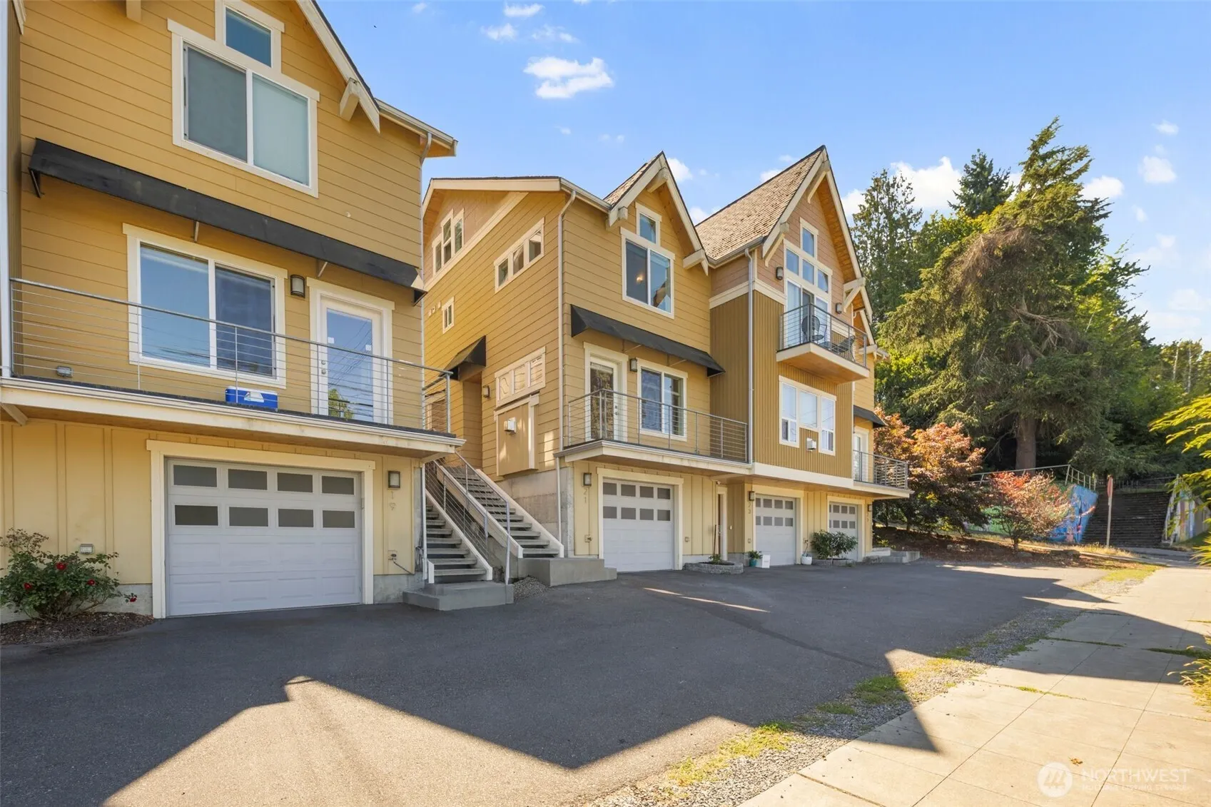 21 W Florentia Street , Seattle, WA 98119