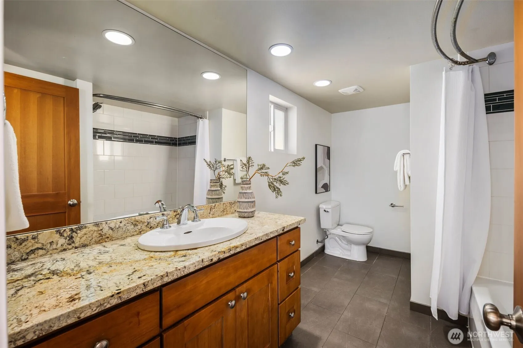 21 W Florentia Street , Seattle, WA 98119