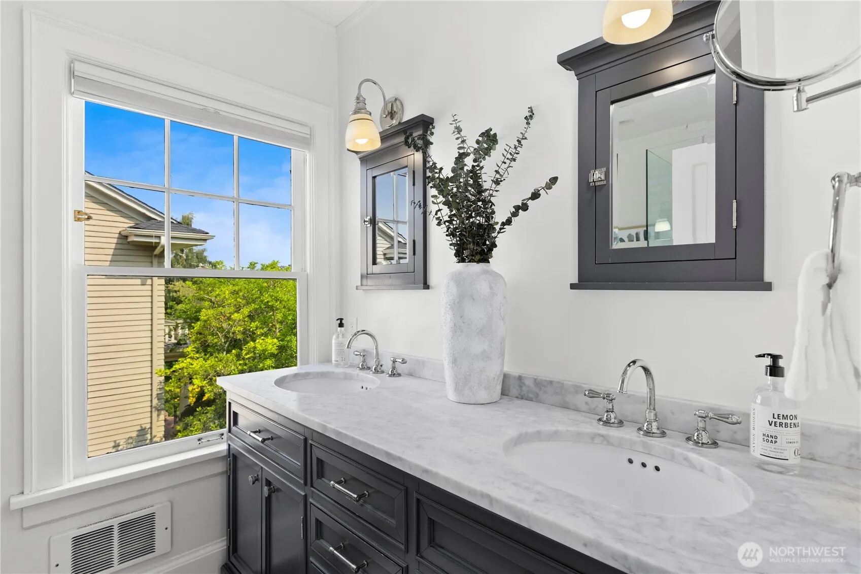 909 21st Avenue E, Seattle, WA 98112