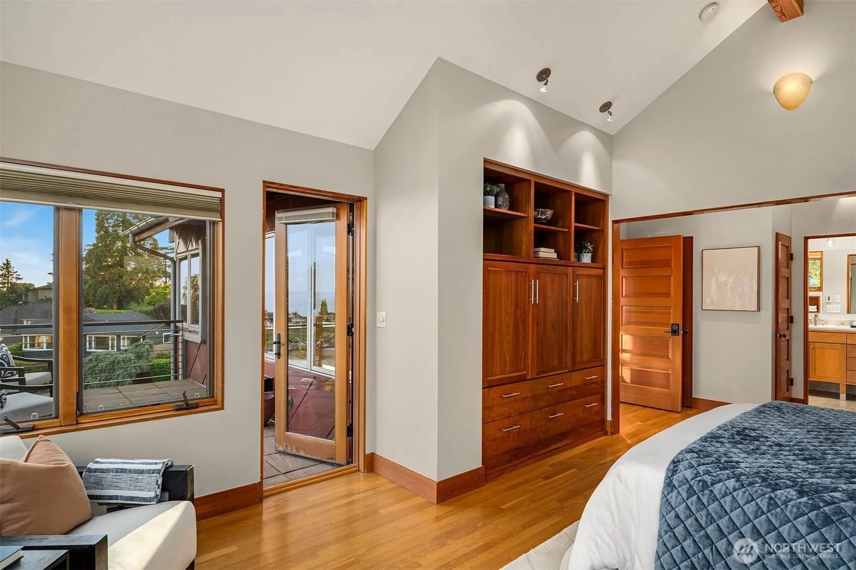 2252 Viewmont Way W, Seattle, WA 98199