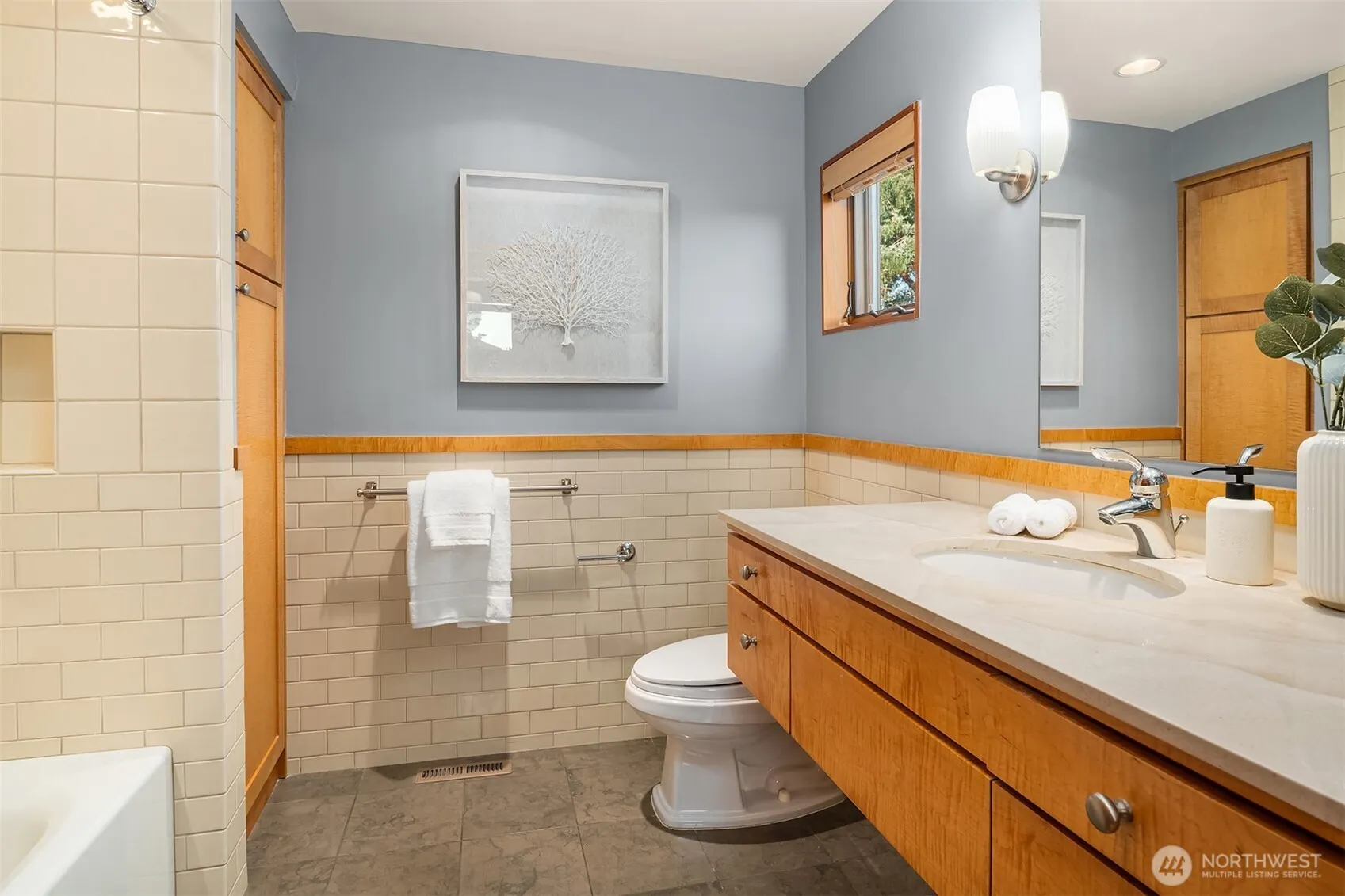 2252 Viewmont Way W, Seattle, WA 98199