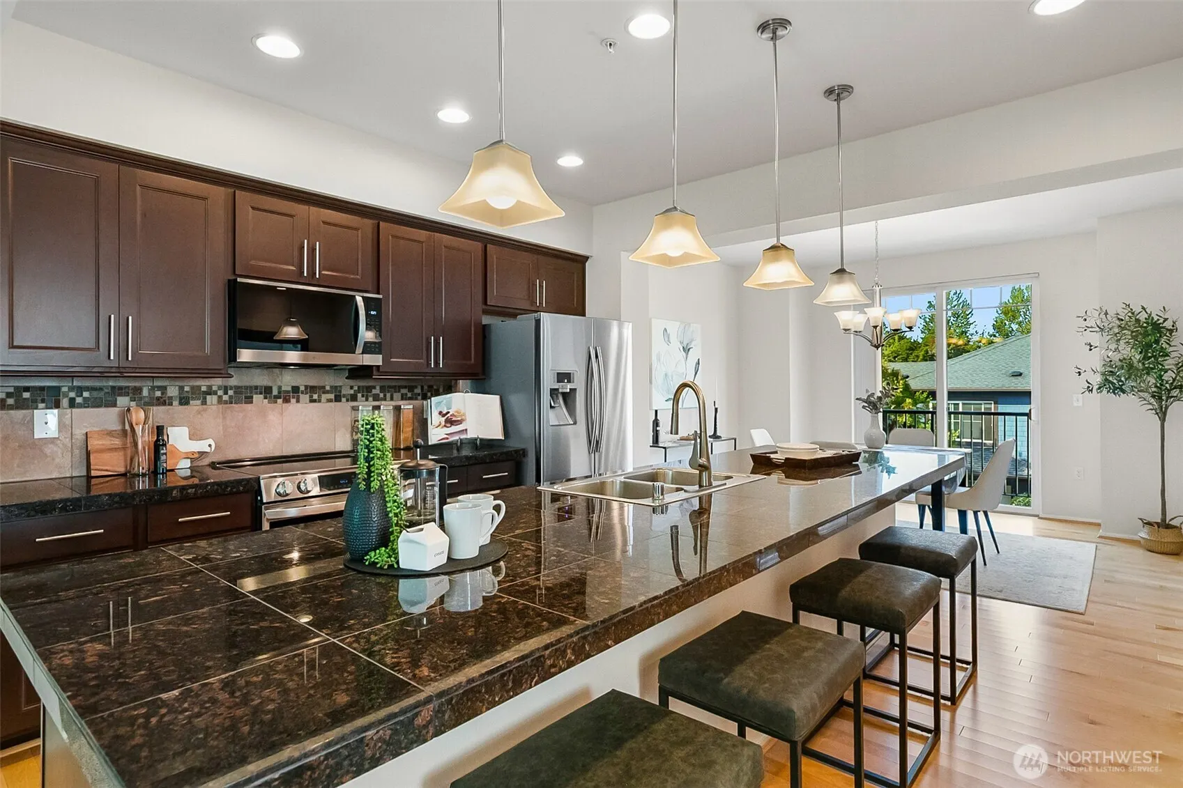 10370 156th Place NE #102, Redmond, WA 98052