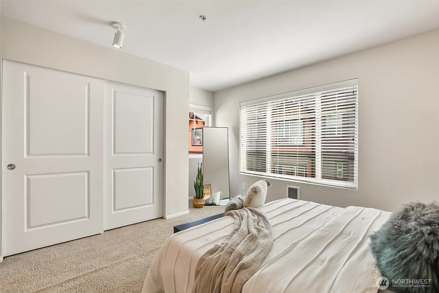 10370 156th Place NE #102, Redmond, WA 98052