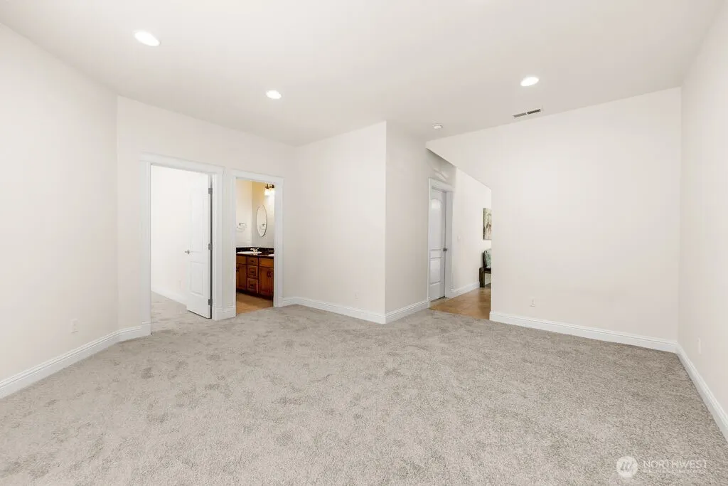 810 5th Avenue NW, Issaquah, WA 98027
