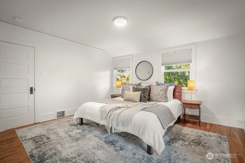 2569 4th Avenue W, Seattle, WA 98119-2369