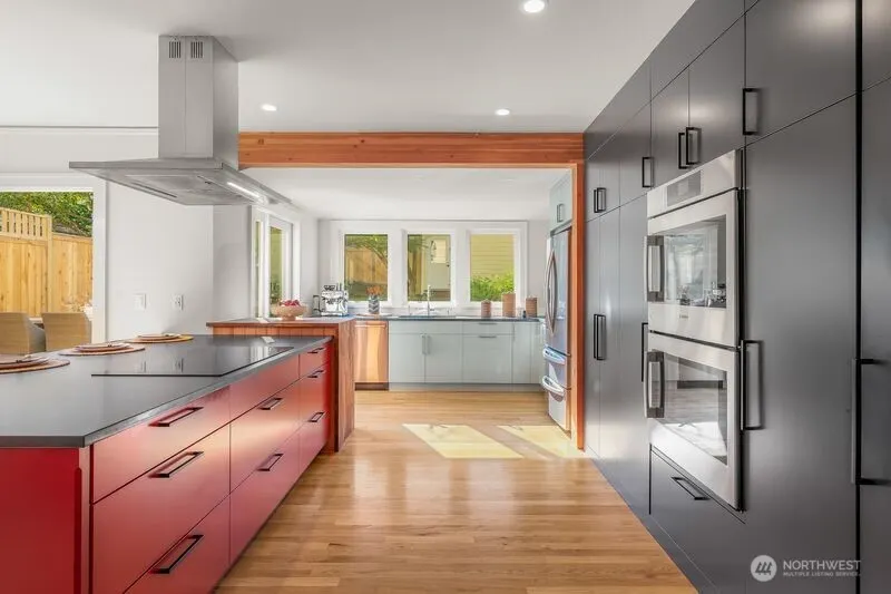 2569 4th Avenue W, Seattle, WA 98119-2369