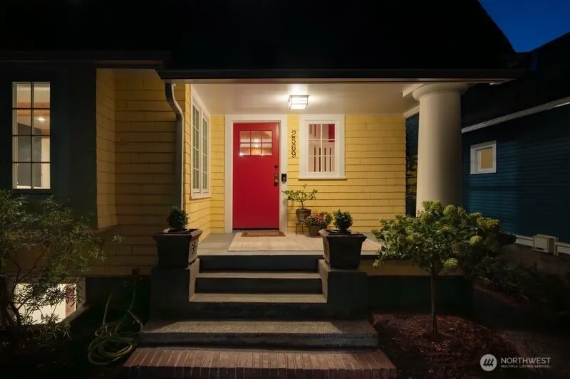 2569 4th Avenue W, Seattle, WA 98119-2369