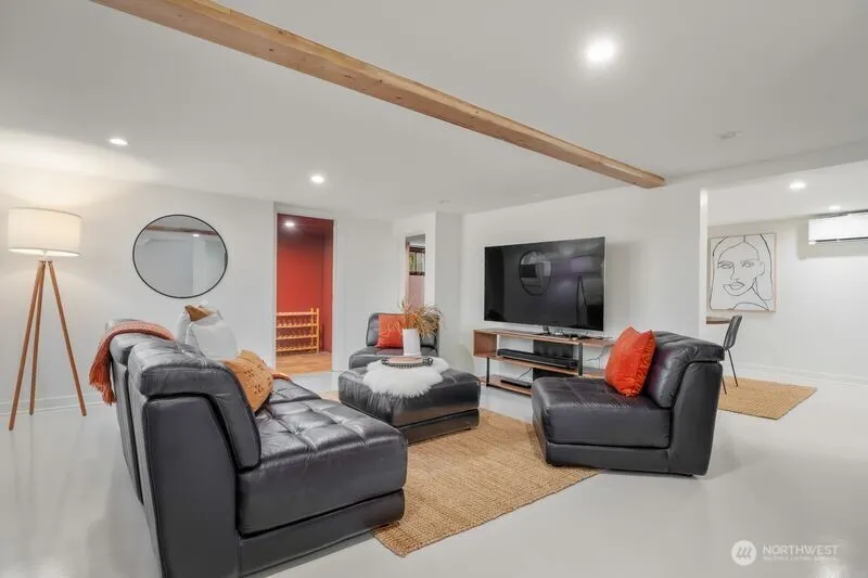2569 4th Avenue W, Seattle, WA 98119-2369