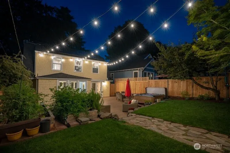 2569 4th Avenue W, Seattle, WA 98119-2369