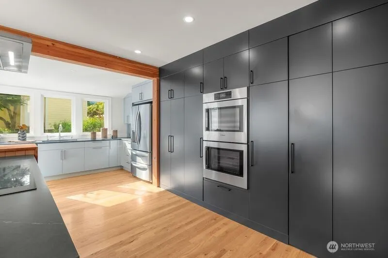 2569 4th Avenue W, Seattle, WA 98119-2369
