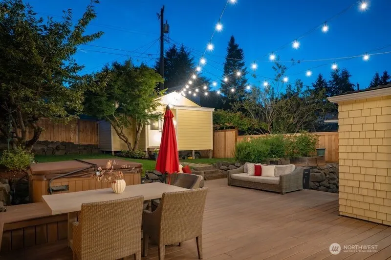 2569 4th Avenue W, Seattle, WA 98119-2369