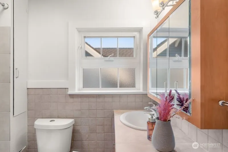 2569 4th Avenue W, Seattle, WA 98119-2369