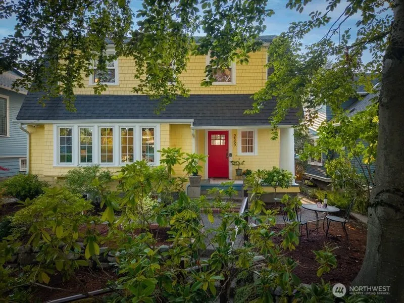 2569 4th Avenue W, Seattle, WA 98119-2369
