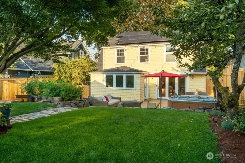 2569 4th Avenue W, Seattle, WA 98119-2369