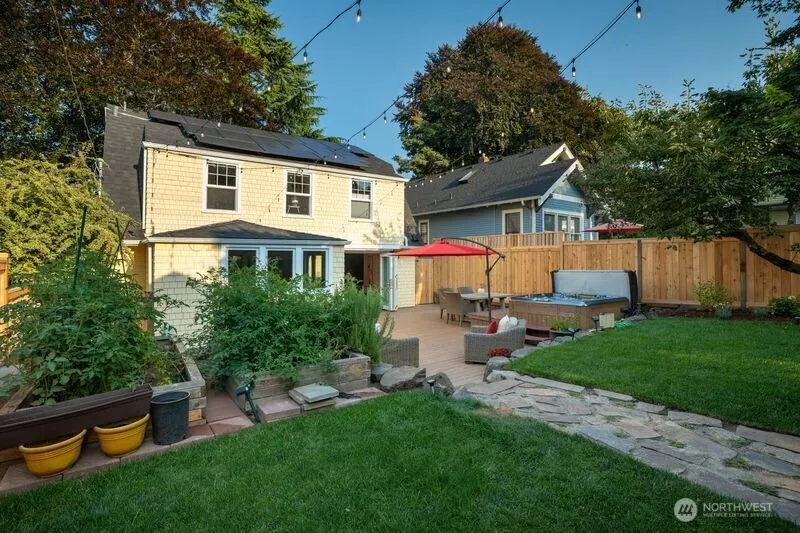 2569 4th Avenue W, Seattle, WA 98119-2369