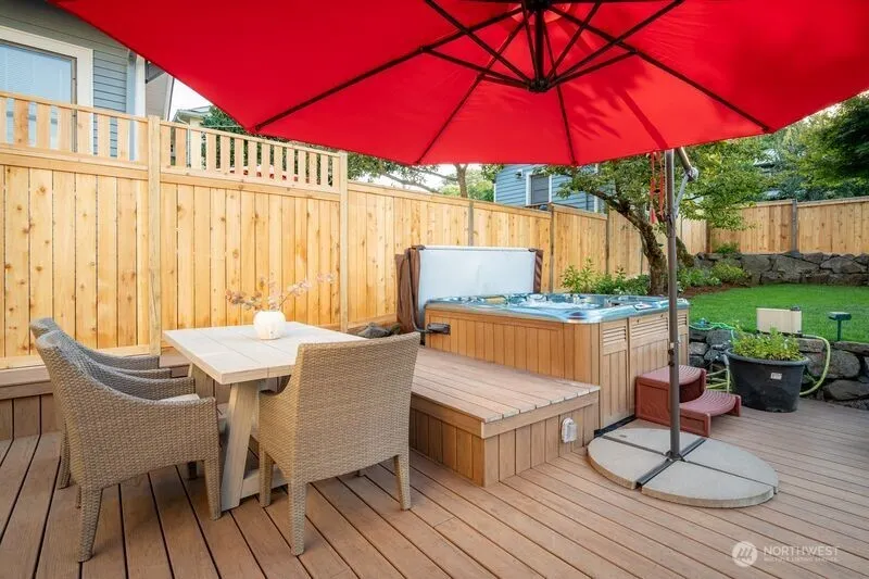 2569 4th Avenue W, Seattle, WA 98119-2369