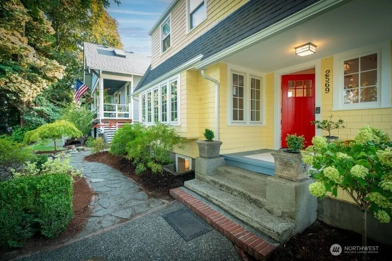 2569 4th Avenue W, Seattle, WA 98119-2369