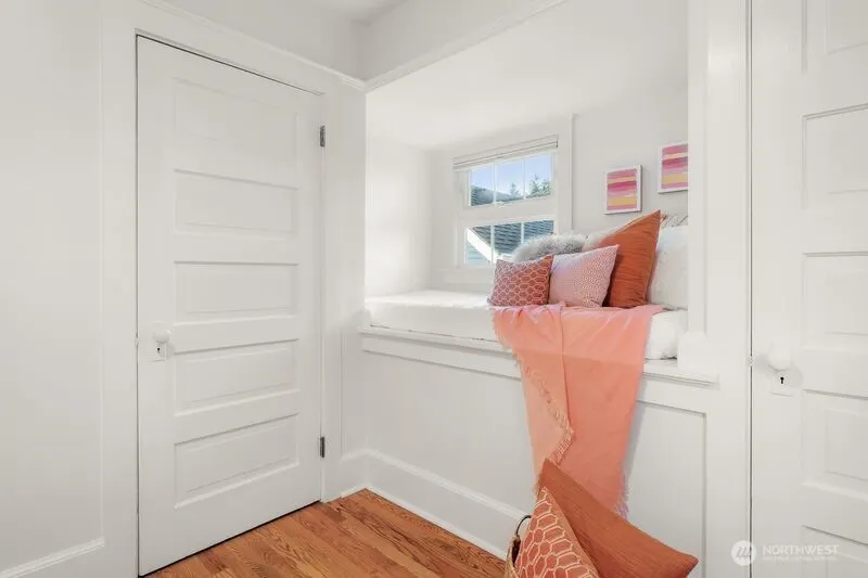 2569 4th Avenue W, Seattle, WA 98119-2369