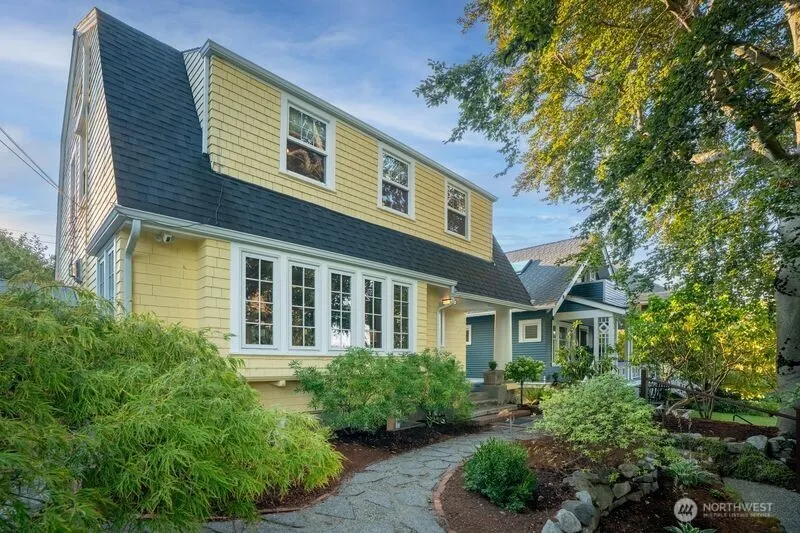 2569 4th Avenue W, Seattle, WA 98119-2369