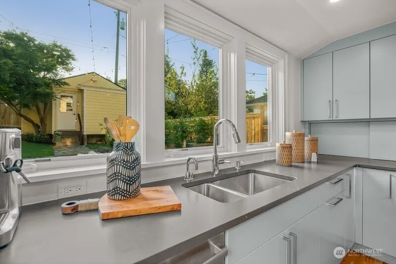 2569 4th Avenue W, Seattle, WA 98119-2369