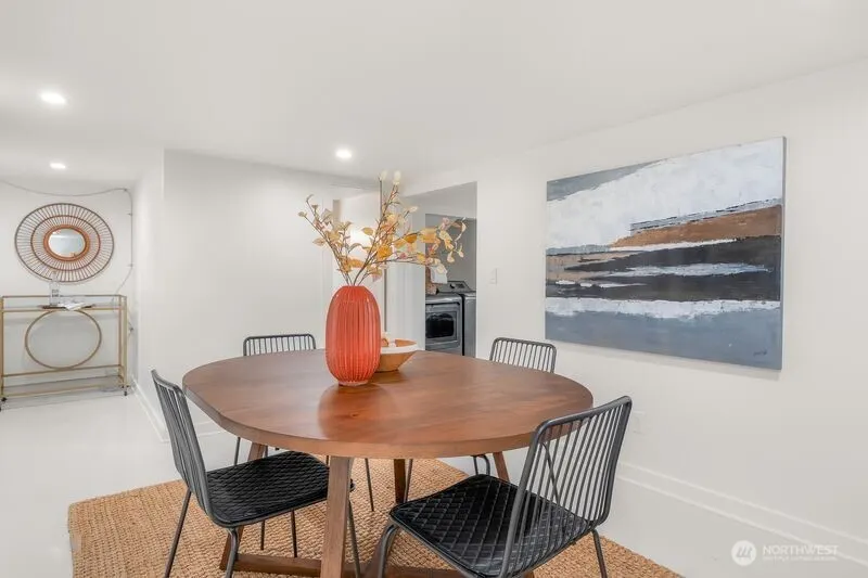 2569 4th Avenue W, Seattle, WA 98119-2369