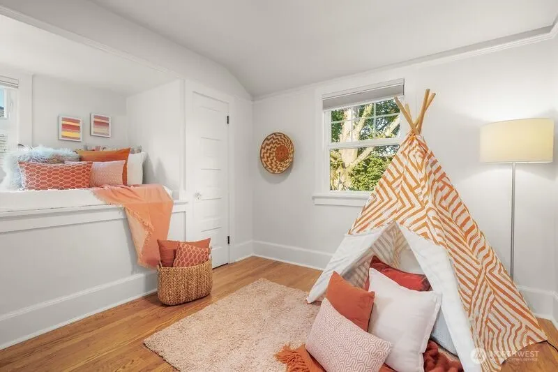 2569 4th Avenue W, Seattle, WA 98119-2369