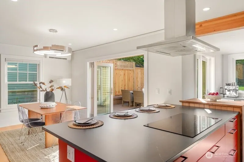 2569 4th Avenue W, Seattle, WA 98119-2369