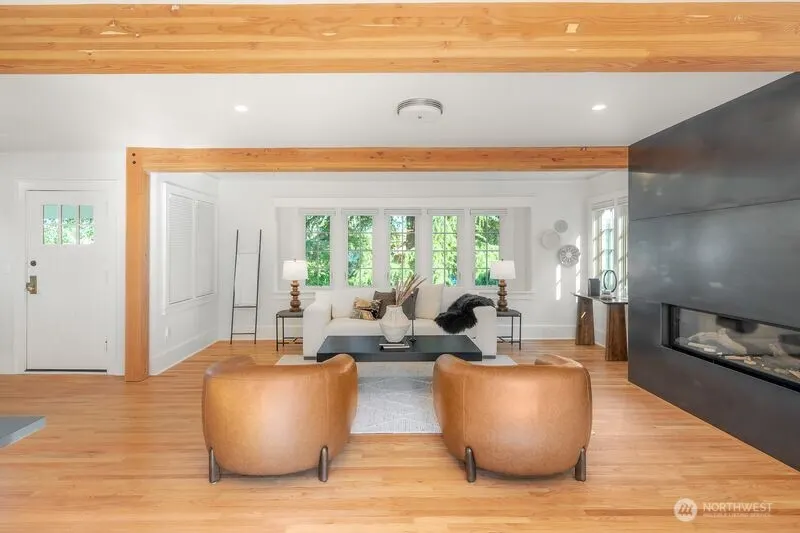 2569 4th Avenue W, Seattle, WA 98119-2369