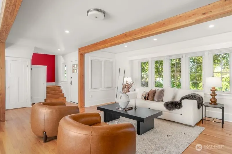 2569 4th Avenue W, Seattle, WA 98119-2369