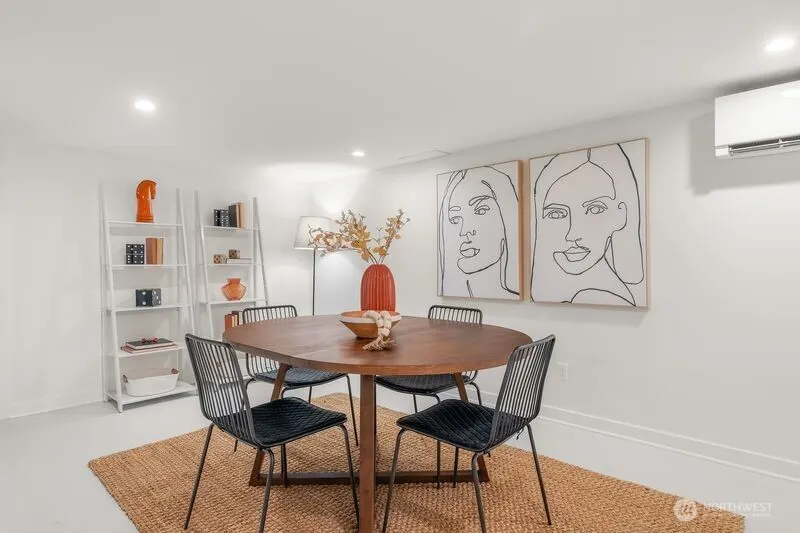 2569 4th Avenue W, Seattle, WA 98119-2369