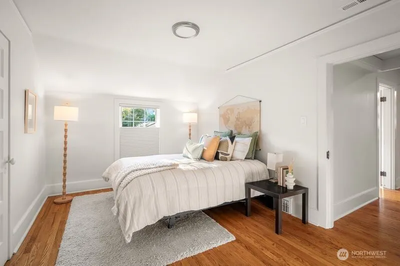 2569 4th Avenue W, Seattle, WA 98119-2369