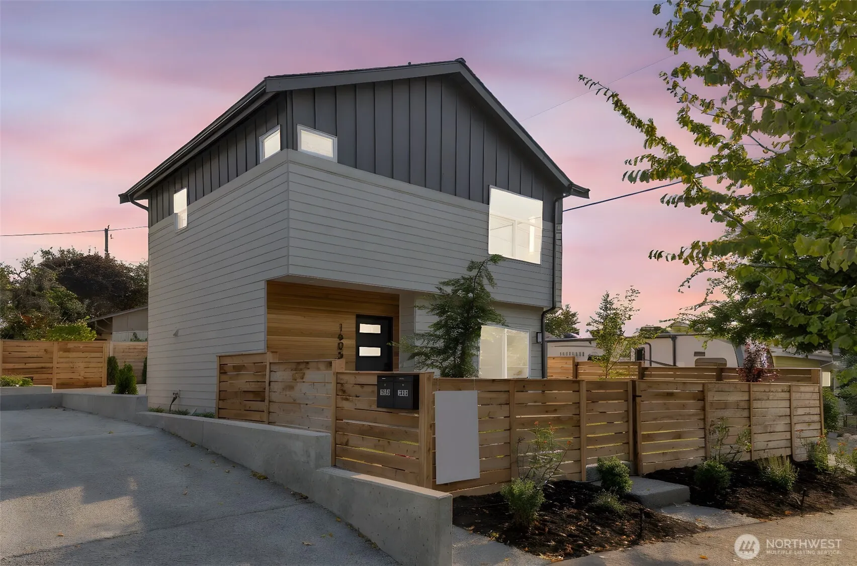 1605 SW Kenyon Street , Seattle, WA 98106