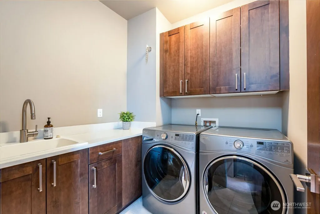205 4th Court S #13, Kirkland, WA 98033-6047