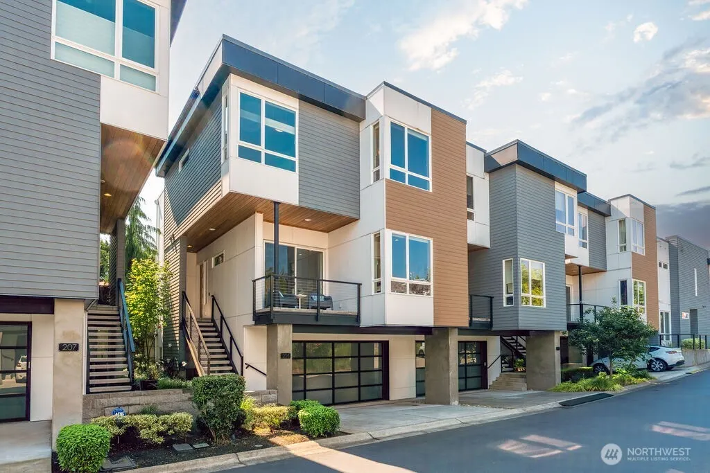 205 4th Court S #13, Kirkland, WA 98033-6047