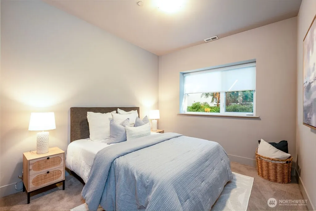 205 4th Court S #13, Kirkland, WA 98033-6047