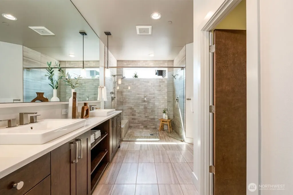 205 4th Court S #13, Kirkland, WA 98033-6047
