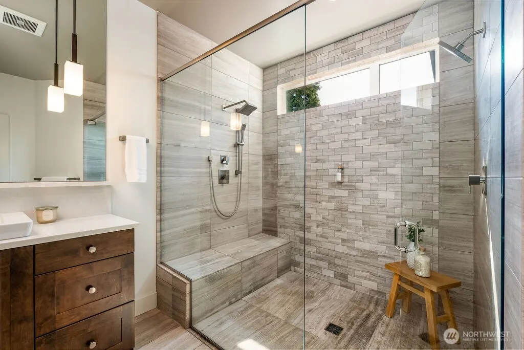 205 4th Court S #13, Kirkland, WA 98033-6047