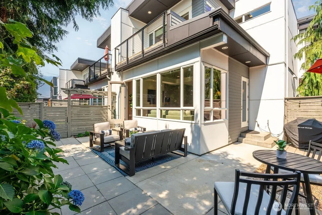 205 4th Court S #13, Kirkland, WA 98033-6047
