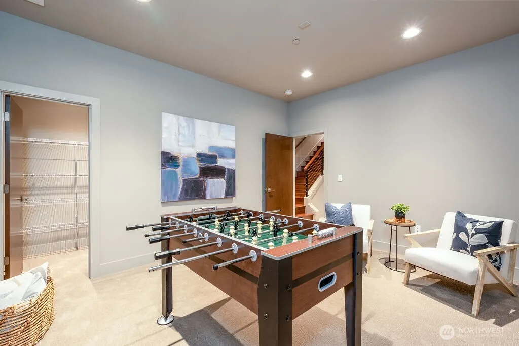 205 4th Court S #13, Kirkland, WA 98033-6047