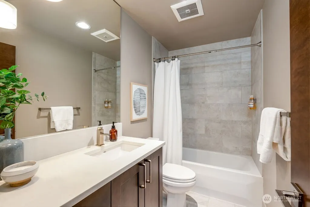 205 4th Court S #13, Kirkland, WA 98033-6047