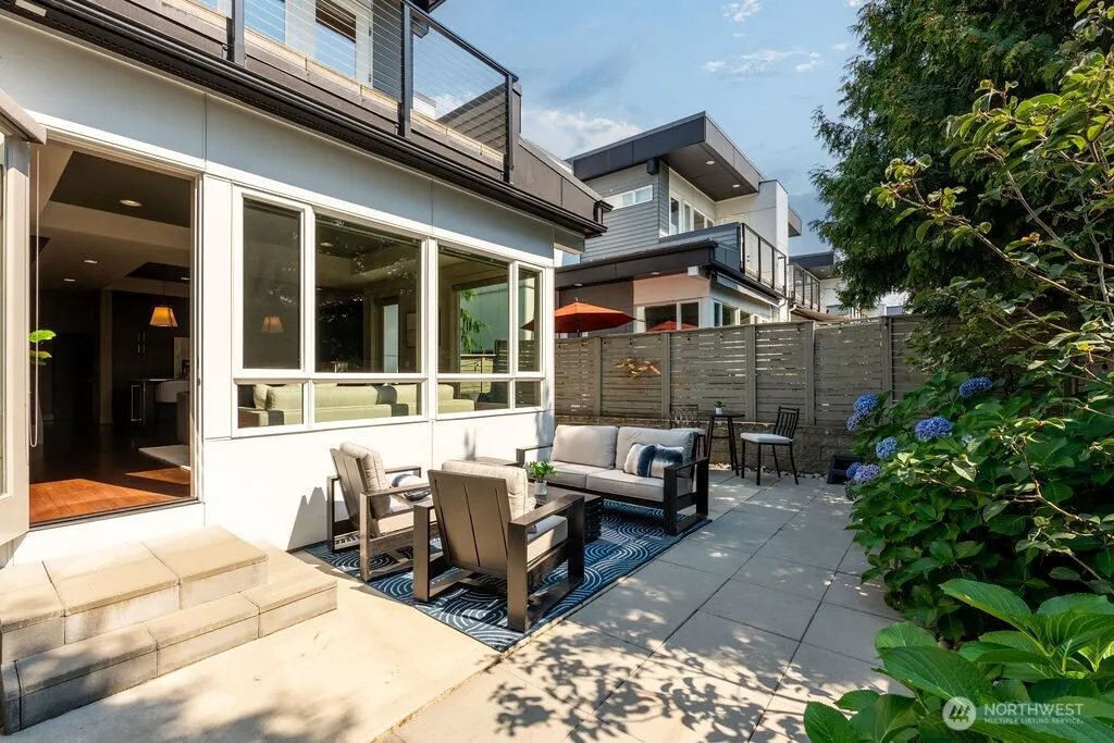 205 4th Court S #13, Kirkland, WA 98033-6047