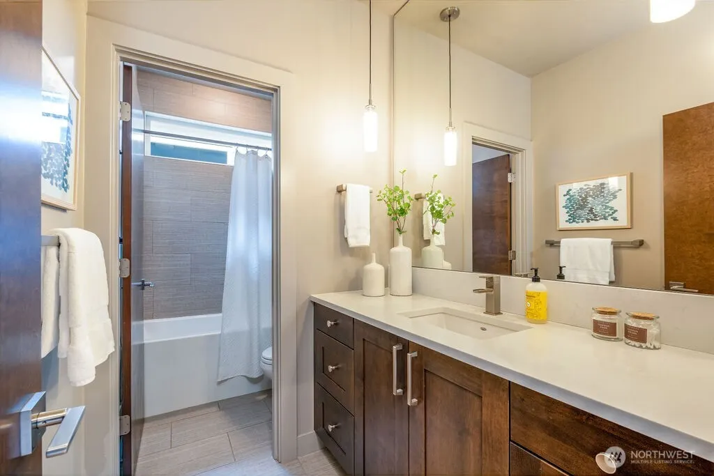 205 4th Court S #13, Kirkland, WA 98033-6047