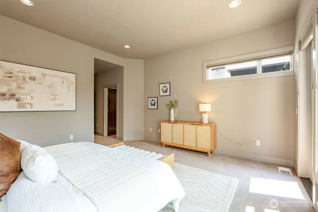205 4th Court S #13, Kirkland, WA 98033-6047