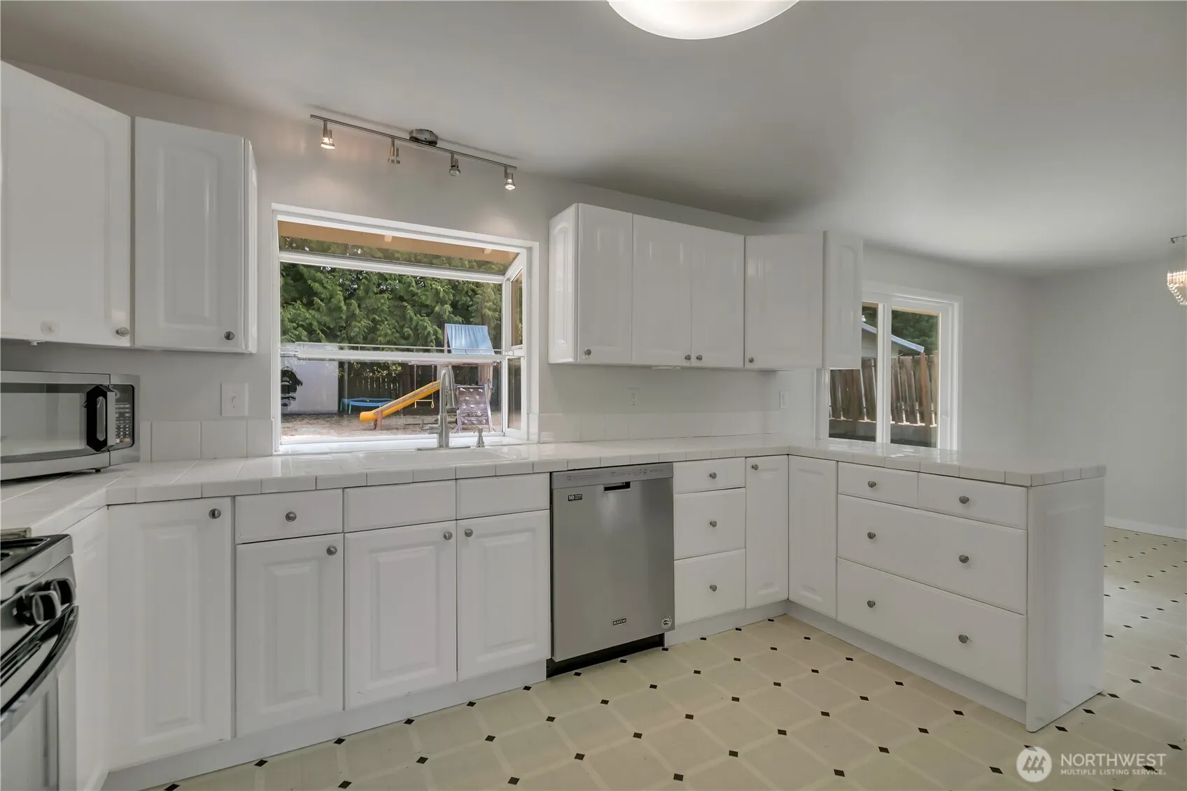 836 Hilltop Avenue , Kent, WA 98031