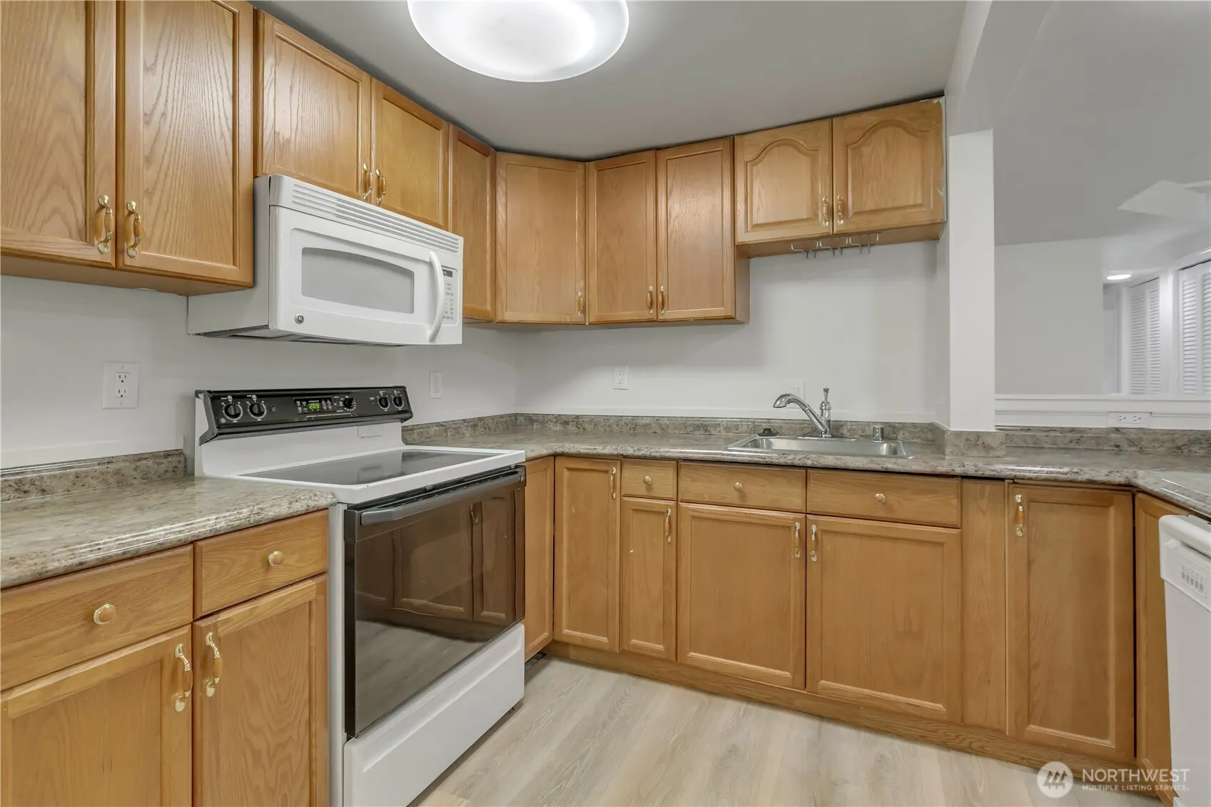 836 Hilltop Avenue , Kent, WA 98031