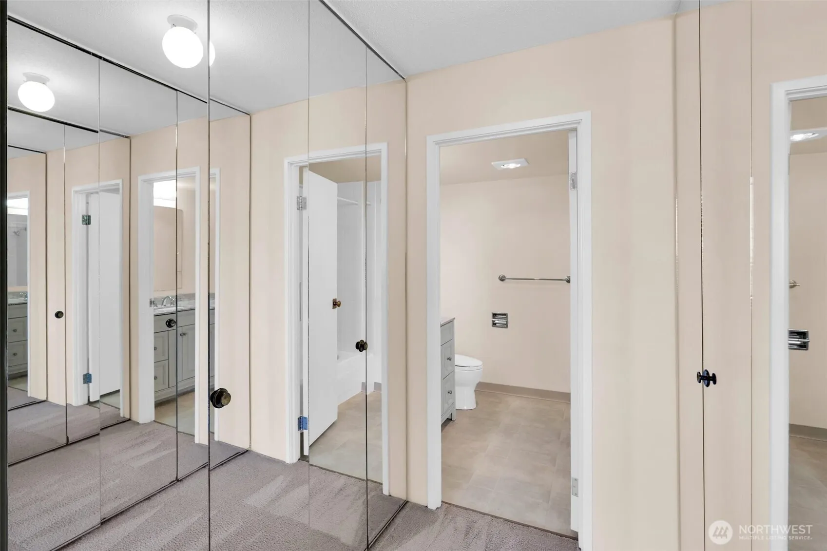 4540 8th Avenue NE #2302, Seattle, WA 98105
