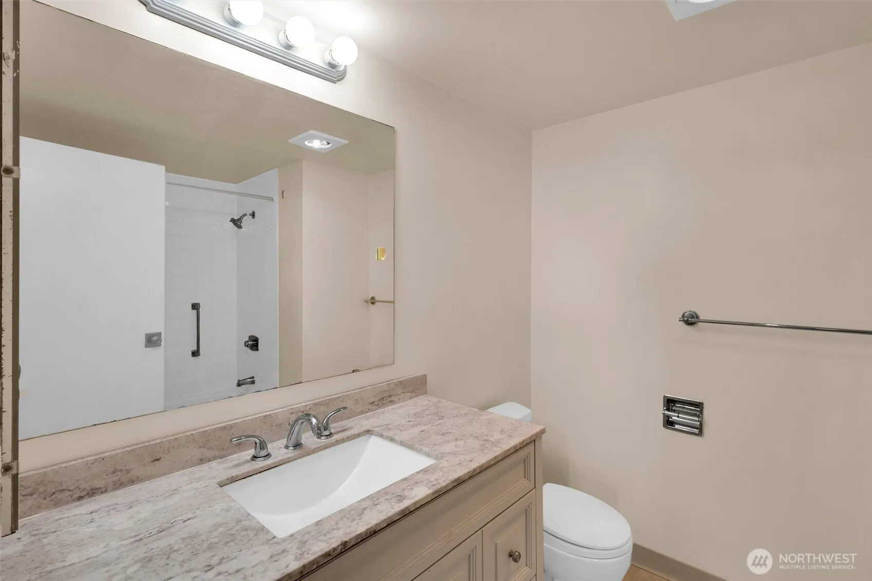 4540 8th Avenue NE #2302, Seattle, WA 98105